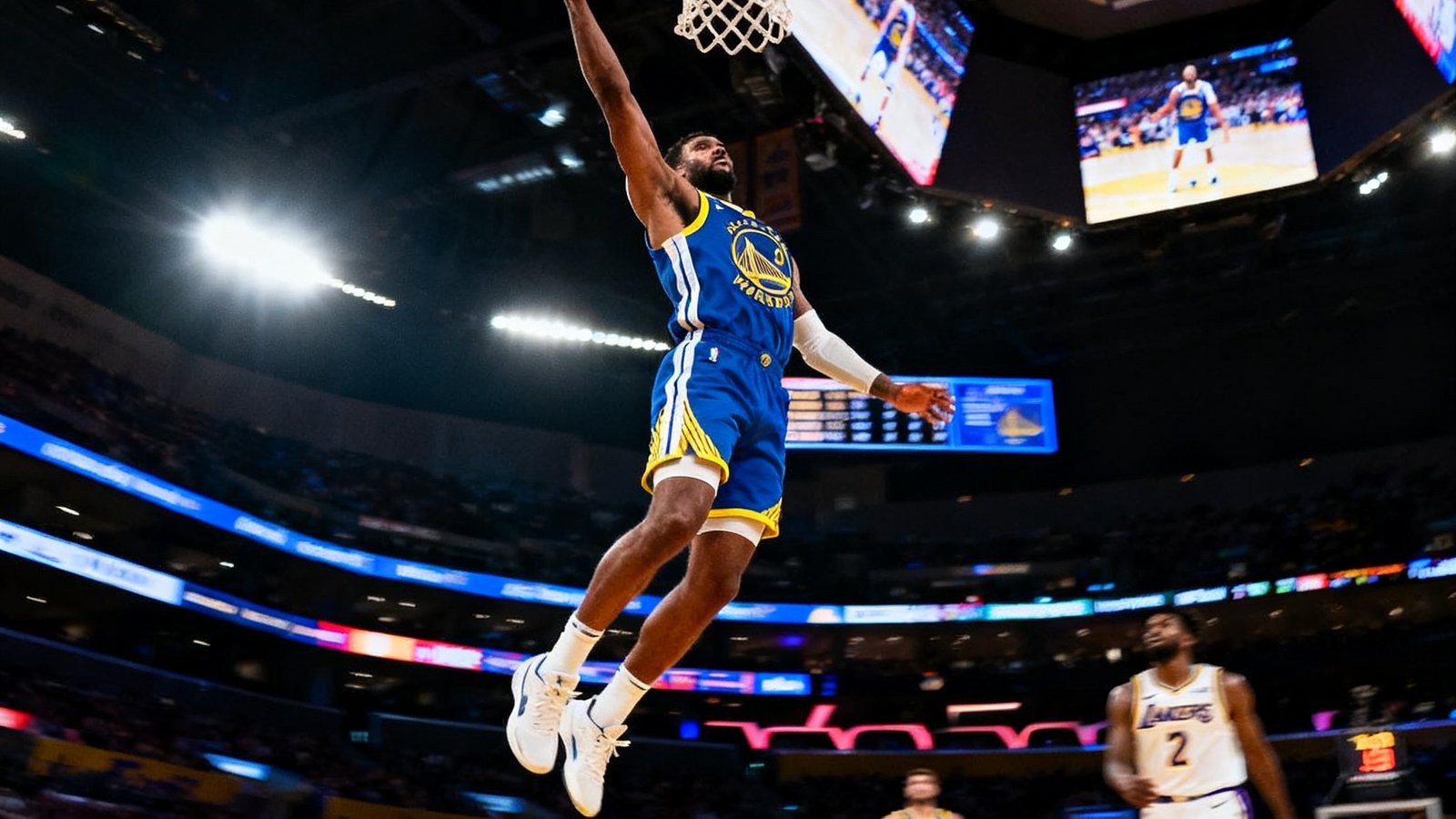 NBA常规赛湖人主场对阵勇士，从篮筐下方视角拍摄的高清直播画面，球员腾空扣篮瞬间被定格，球场灯光璀璨。